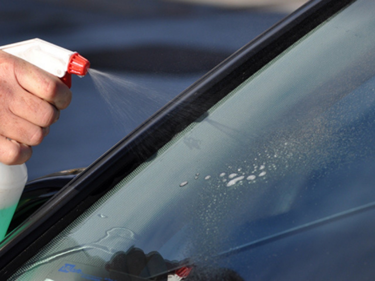 Rửa kính xe ô tô thường xuyên giúp bảo vệ kính xe, tăng độ sáng bóng